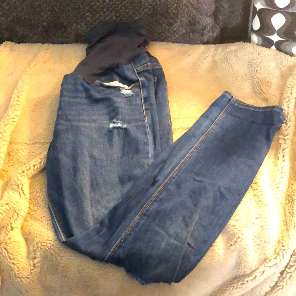 Old Navy Maternity Full Panel Straight Ripped Jeans, size 6 long
